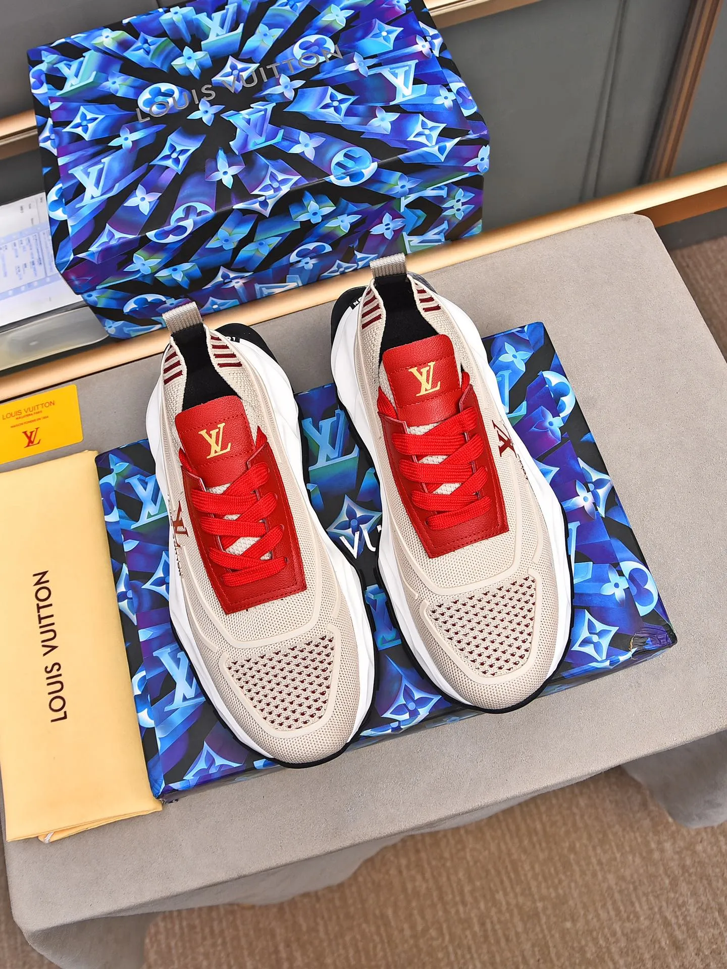 Men's shoes 💰500 LV high-end hot model 👍 Counter 1 design. The face is made of high-elastic fly knit + cowhide + imported glue! TPU outsole is easy to put on, light, comfortable and elastic, trendy and fashionable! ! ! 💪Multiple colors to choose from! Code number: 38-44 (45 46 customized)
